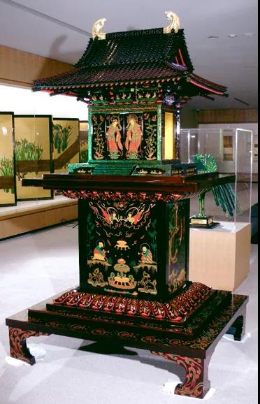 在法隆寺须弥坛东方有一个玉虫厨子(厨子为安置佛像的小型佛龛),里面