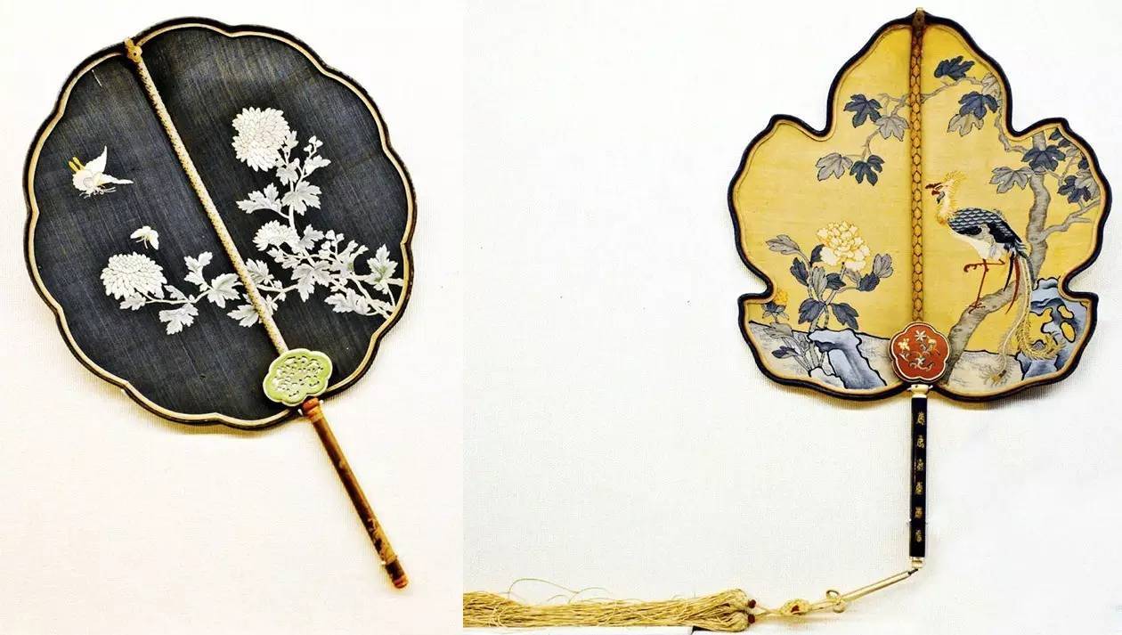 这些团扇尽管有各种形状,但是大多对称,扇柄从扇面中间穿过,在最