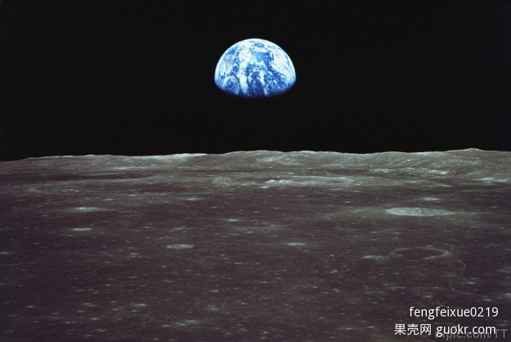 登月宇航员拍摄的地球照片.其实看起来蛮亮的.