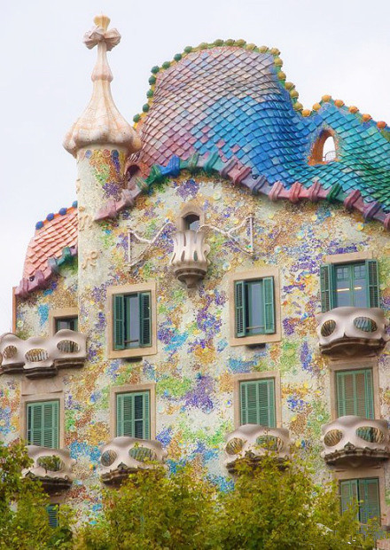 只举两个建筑师的例子吧:  安东尼奥·高迪,出生于西班牙,建筑师高迪