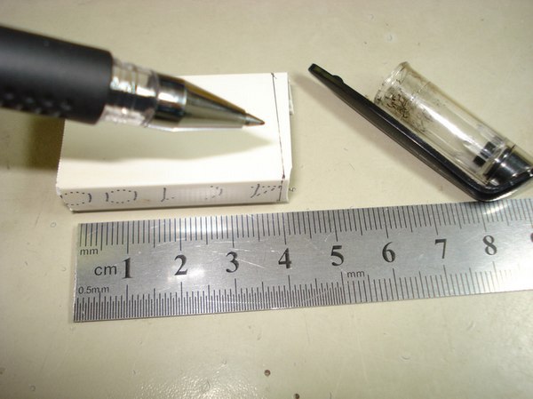 在剪下的一截pvc线槽上,用钢尺量出4厘米长度,用笔换好要剪裁的痕迹.