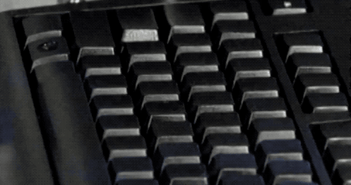 激光让键盘上的黑色塑料涂层汽化,露出里面的白色塑料,所以这种键盘