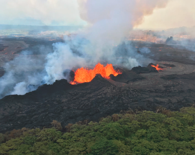 2018年5月,夏威夷基拉韦厄火山喷发,冒出熔岩和毒气图片来源:u