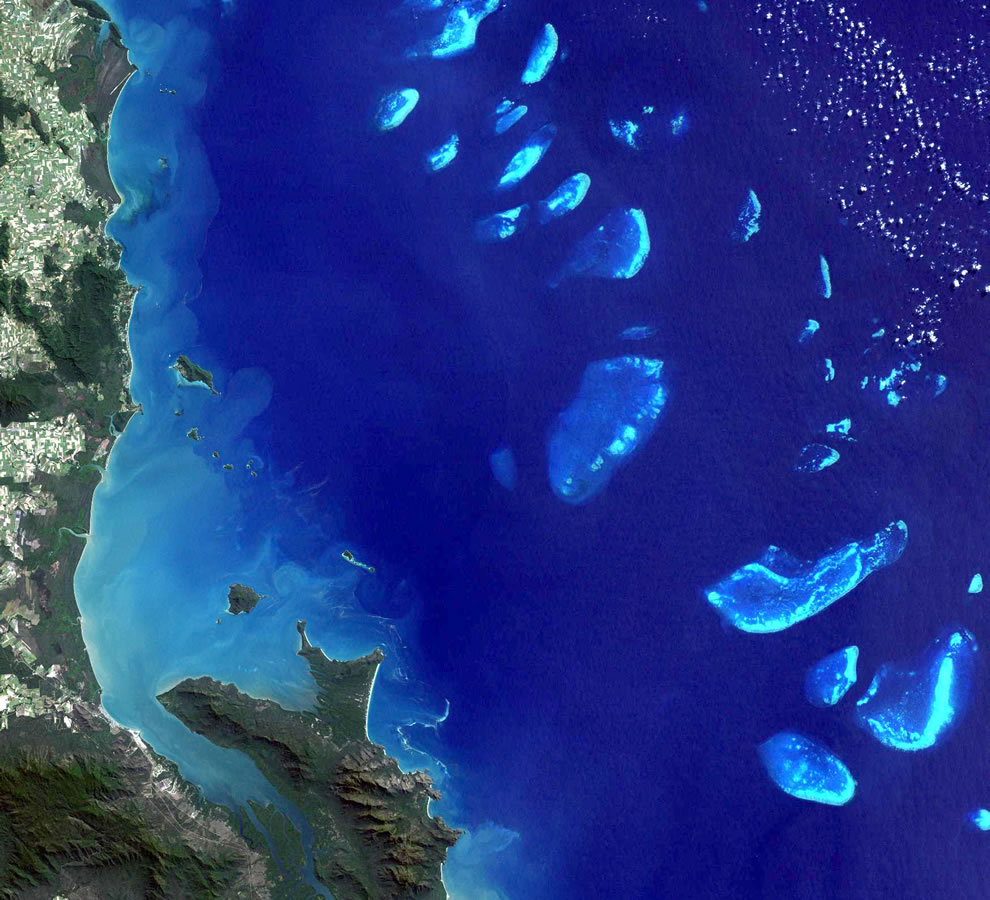 Stretching-more-than-2000-km-1200-miles-along-the-Queensland-coast-the-Great-Barrier-Reef.jpg