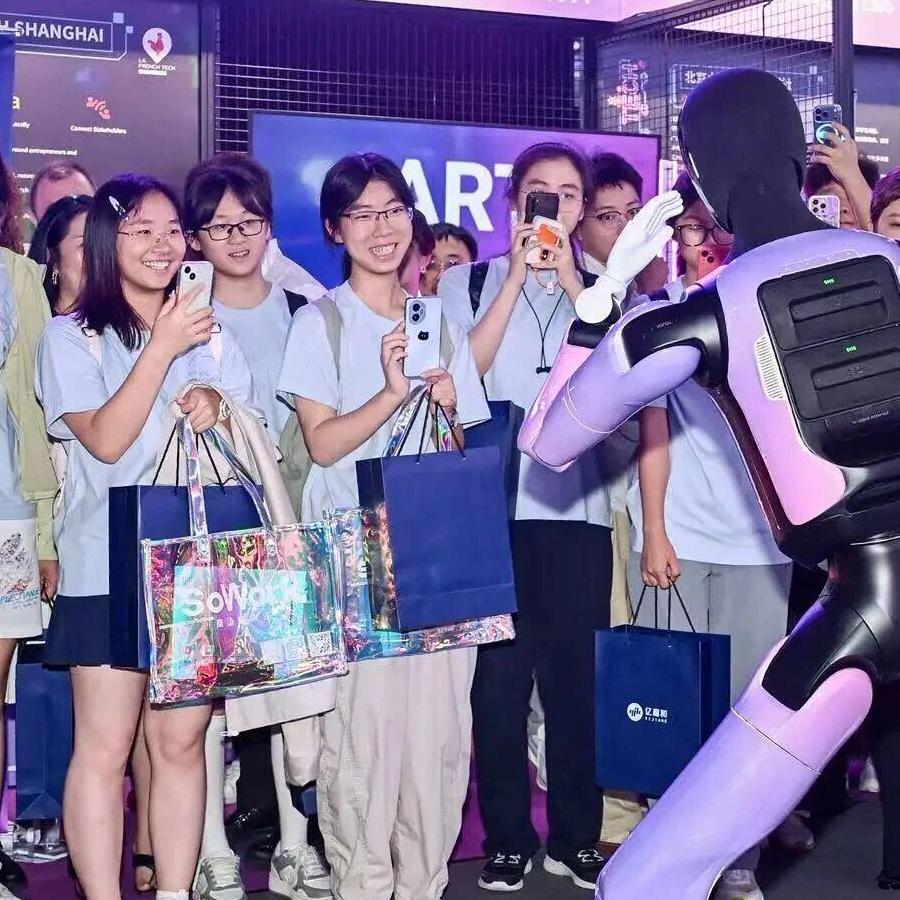 WAIC 的中学女生们：看见 AI，也看见自己