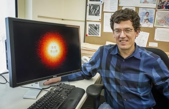 加州大学伯克利分校物理学系的Mike Crommie教授与他观测到的原子坍塌图像