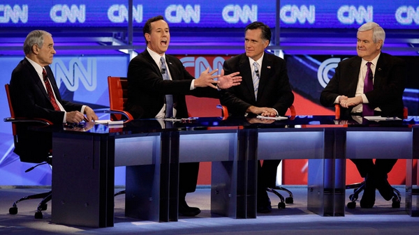 2012 年2 月 22 日晚，美国共和党总统候选人辩论在亚利桑那州举行，各竞选人就经济、社会、对外政策等一系列议题展开舌战。图为共和党总统候选人（左起）：得克萨斯州联邦众议员罗恩 · 保罗、前宾夕法尼亚州联邦参议员里克 · 桑托勒姆、前马萨诸塞州州长米特 · 罗姆尼、前众议院议长纽特 · 金里奇。（图片：AP / Jae C. Hong，via  ctv.ca）