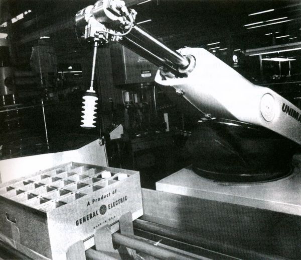 "机器人(捷克语robota)一词诞生于1920年捷克作家卡雷尔61查培克的