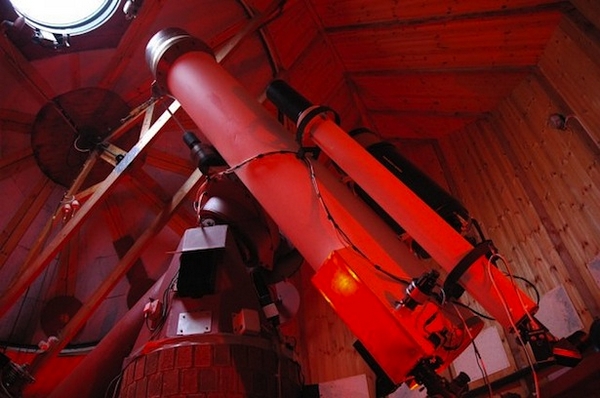 英国的“空间护卫中心”（Spaceguard Centre）用来追踪小行星的天文望远镜。（图片：thealtalantic.com）