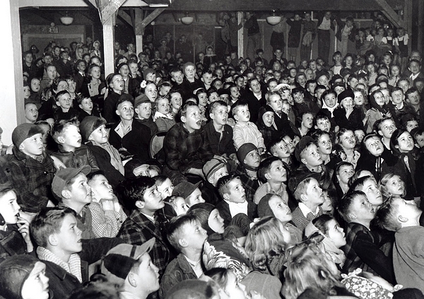 16. 橡树岭市中心文化宫的少年俱乐部集会，1945 年 1 月 6 日摄。（Ed Westcott/DOE）