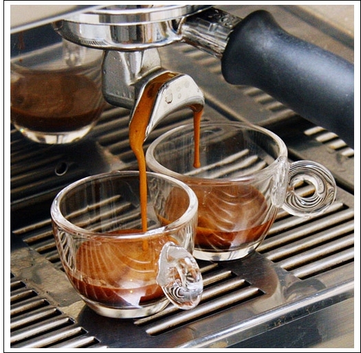 获取浓缩咖啡时得到的咖啡脂（图片来自 en.wikipedia.org）