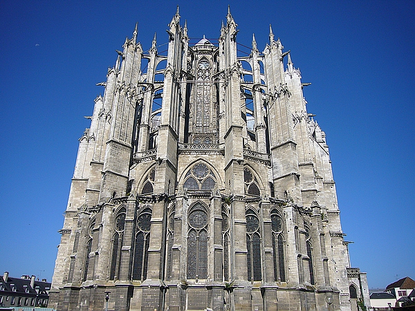 法国博伟的圣彼得大教堂（法语：Cathédrale Saint-Pierre de Beauvais）。1284 年，在一场暴风雪中圣坛发生局部坍塌。（图片：217.115.252.254）