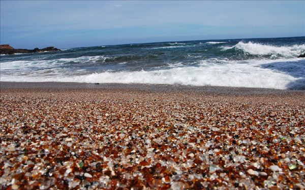 独一无二的玻璃海滩。即使不会魔法，你也可以在这里学会在玻璃渣上行走的本领。图：randystorey/flickr