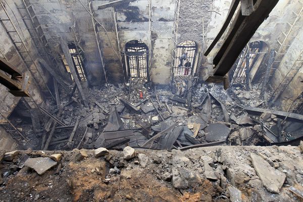 在 2011 年 12 月埃及暴乱中被焚毁的埃及研究所残迹（Muhammed Abed, AFP/Getty Images）