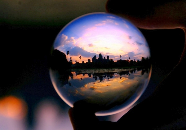 夕阳下的吴哥窟有如存在于水晶球中的奇幻世界。（摄影 / Kees Straver）