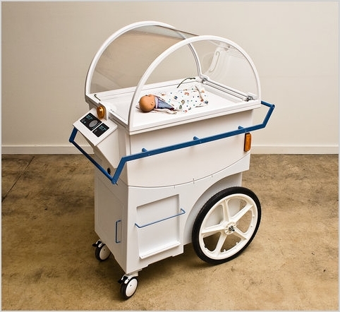 “NeoNurture 婴儿车” ，非盈利组织 DtM 的成员利用汽车零部件设计的低成本婴儿车，兼具恒温箱的功能。（图片：Design That Matters / The New York Times）