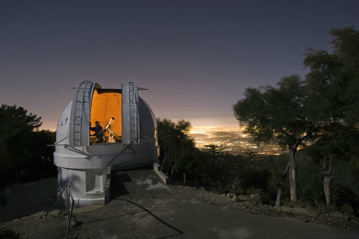 美国洛杉矶威尔逊山天文台（Mount Wilson Observatory）， 业余天文学家戴夫·尤拉瑟维奇（Dave Jurasevich）正在工作。即便城市的灯光明亮，这里仍旧是最好的天文观测站点之一。（摄影：Jim Richardson）