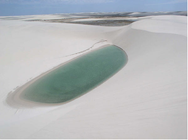 巴西拉克依斯马拉赫塞斯（Lencois Maranhenses）国家公园的沙丘，雨季时形成的水湾是流沙的多发地，瑞士科学家对流沙的实地研究就在此进行。图片来自：[2]