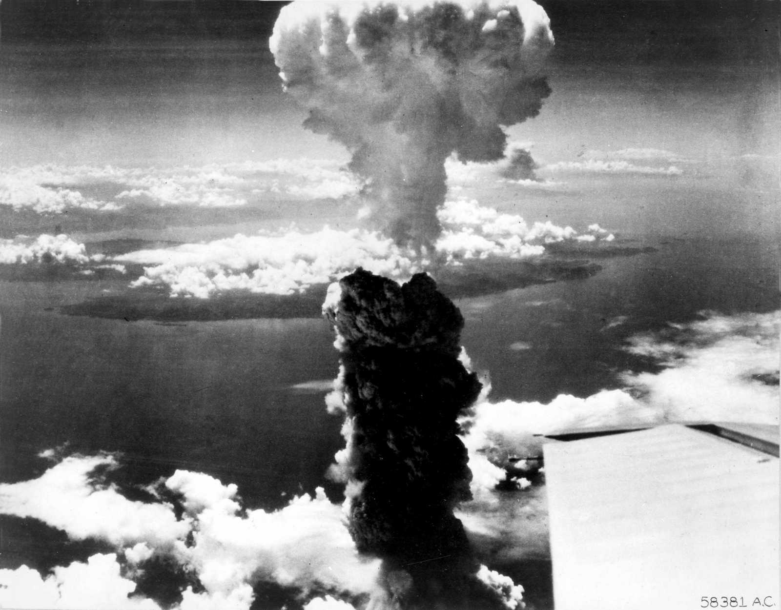 1945 年 7 月 16 日，人类历史上首次核爆炸——“三位一体”（Trinity）原子爆炸试验成功。正是 “曼哈顿计划”促成了这项试验，揭开了人类拥有核武器的历史。