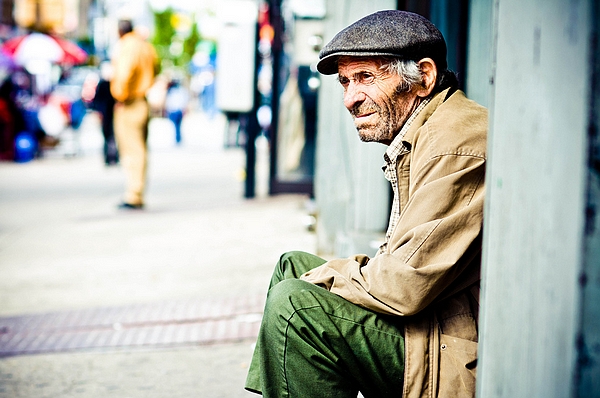 纽约布鲁克林街边的老者，摄于 2011 年 11 月（Jorge Quinteros/yanidel.net）