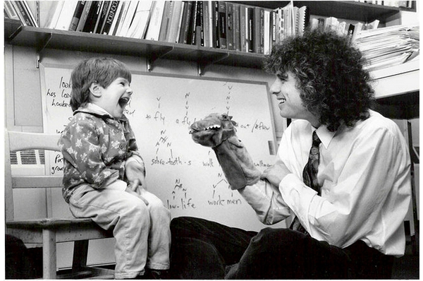 麻省理工学院，平克研究玩偶在儿童语言习得过程中的功用，摄于 1991 年（nytimes.com）