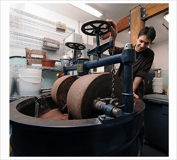 曾经在巴塞罗那工厂一个巧克力工厂中使用过的，具有上百年历史的搅合器（图片：KEITH BEATY/TORONTO STAR，via thestar.com）