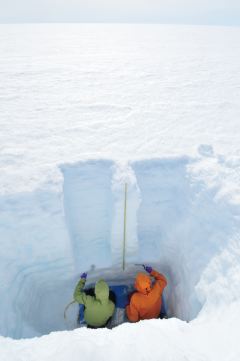 大气科学家萨拉·多尔蒂和史蒂芬·沃伦正在格林兰地区采集雪的样本