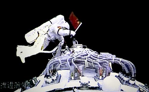 中国神舟七号飞船宇航员出舱活动。