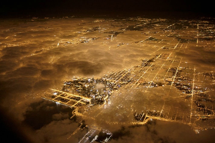 美国芝加哥，城市的夜晚在云层下闪亮如白昼。（摄影：Jim Richardson）
