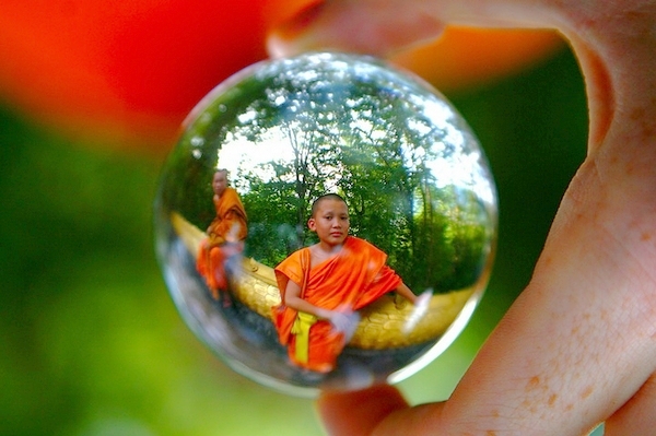 年轻的僧人像是被困在了水晶球里。（摄影 / Kees Straver）