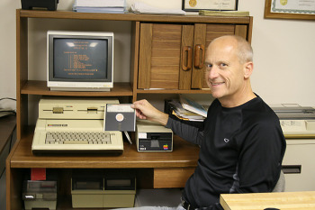 凯文·霍夫曼（Kevin Huffman）坐在他的Apple IIe旁边