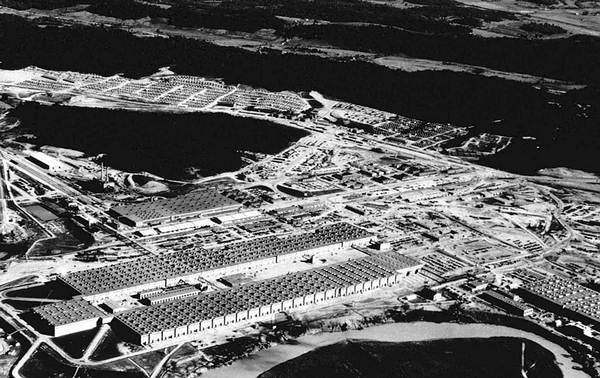 18. 橡树岭的 K-25 工厂，占地达 44 英亩（约 18 万平方米），用于制造世界第一枚原子弹的铀便生产于此，1945 年摄。（AP Photo/DOE）