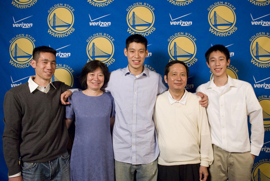 林书豪与家人的合影。图片来自：美国中文网。