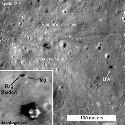 阿波罗17号着陆点近照，可见国旗阴影。右侧可见月球车。