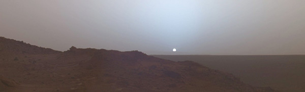 火星上的日落。虽然火星上的日照强度远低于地球上的，但是太阳能在火星充氧初级阶段可能依然是主要的能量来源之一。（图片：wiki commons）