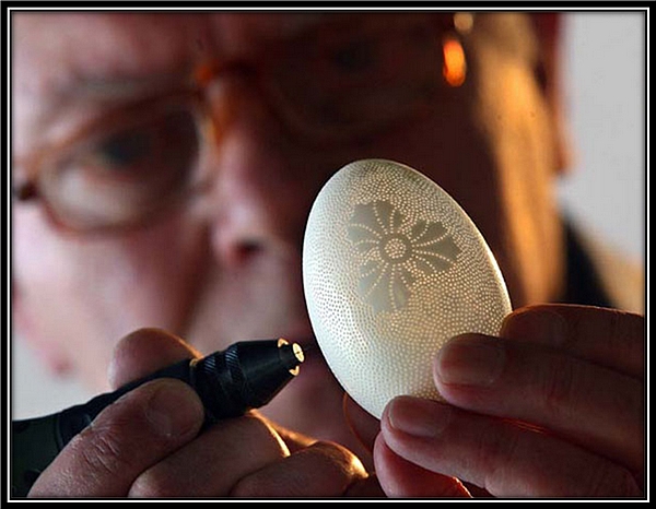 弗兰克 · 格罗姆用电钻在蛋壳上钻孔雕刻（Getty Images）