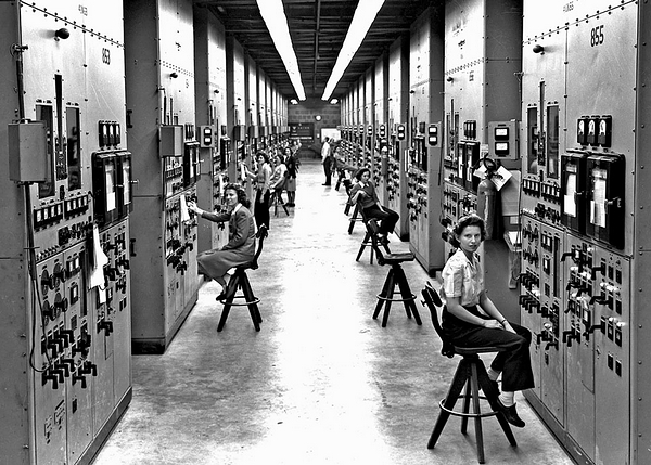6. 二战期间，橡树岭 Y-12 工厂操作面板前的铀同位素分离器操作员。铀同位素分离器用于将铀矿提炼为可进行核裂变的原料。 “曼哈顿计划” 制造核武器期间，工人们长时间辛勤从事秘密工作，却不知自己劳动的最终目的何在。格拉迪斯·欧文斯，坐在最前面的女性，直到 50 年后在一次公开巡展上看到这张照片，才明白自己一直以来做的是什么。（Ed Westcott/DOE）