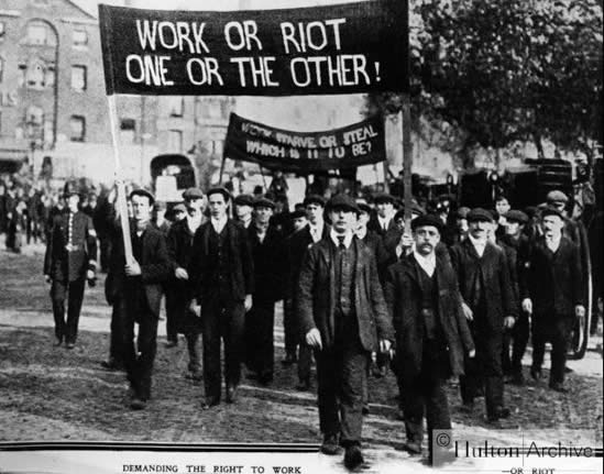 19 世纪初，英国工人不满日益贫困的现状，但错误地认为是机械工业导致了他们的贫穷，于是展开了大规模捣毁工厂、破坏机器的运动，后被政府镇压。据说运动由一名叫奈德 • 卢德的工人发起，史称  “卢德运动” 。