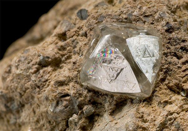 金伯利岩中的钻石晶体。（图片：open.ac.uk）