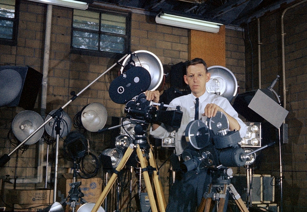 30. 摄影师埃德·韦斯科特，橡树岭 2714 号楼，1960 年摄。韦斯科特生于 1922 年，是原子能委员会在橡树岭的首位政府摄影师，也是 “曼哈顿计划” 中唯一获得授权的摄影师。（Ed Westcott/DOE）