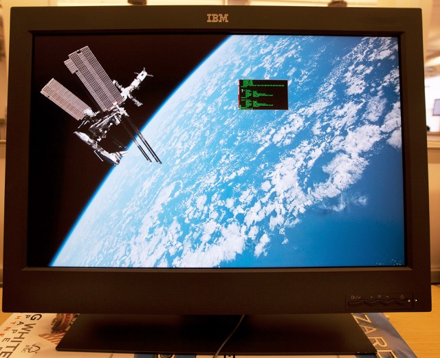 图为IBM的3840×2400分辨率22英寸显示器T221，PPI高达204，只可惜已经停产了。