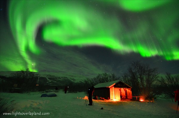 太阳大规模爆发时,这一天在世界各地拍下的极光照片。上图拍摄地点分别为挪威Kvaløya,芬兰Muonio和瑞典Abisko国家公园 图/spaceweather.com