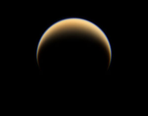 泰坦，这是卡西尼探测器传回的合成图像，可以供人类定居60亿年，到那时太阳比今天更大更明亮。这颗土星最大的卫星，也可以提供浓密的大气层等必需的生存条件。