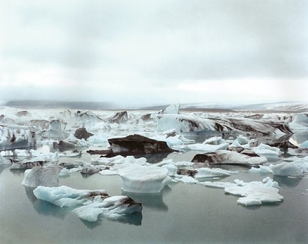 冰岛杰古沙龙冰川（Jökulsárlón）泻湖中的冰山，泻湖由欧洲最大的冰川——瓦特纳冰原（Vatnajökull）冰川融化形成，后者的不断融化，使该泻湖日益扩大。照片选自 Olaf Otto Becker 的《北欧光之下：穿越时间之旅，冰岛，1999-2011》，该书 2012 年年初才在德国的 Hatje Cantz 出版社出版。（nybooks.com）