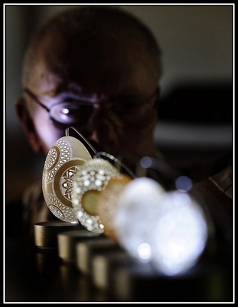 斯洛文尼亚人弗兰克 · 格罗姆和他的蛋壳雕刻艺术（Getty Images）