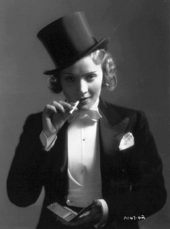 三十年代奥斯卡影后玛琳·黛德丽（Marlene Dietrich）在电影《摩洛哥》中的造型。她所塑造的男装女穿以及吸烟的形象被影迷奉为经典。图片来自：http://women.sohu.com