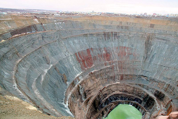 俄罗斯向来是钻石出产国之一，图为俄罗斯雅库特共和国的Mir矿，世界最大的露天钻石矿场之一。而这次公布的新矿藏，不论是范围还是产量，都将将远超Mir矿。（图片：wiki commons）