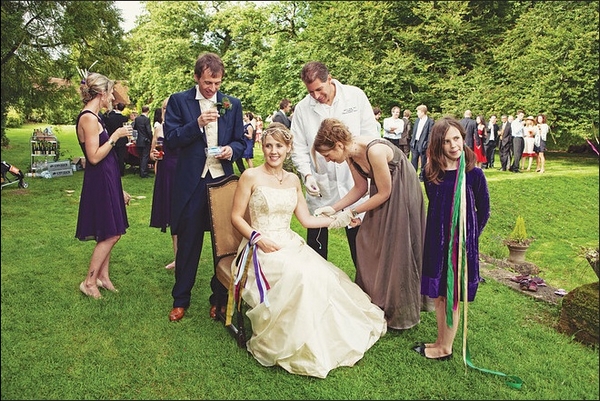 为研究催产素对行为的调节，保罗·扎肯（中后穿白大褂）在科学作者琳达·格迪斯（正中着白色婚纱）的婚礼上进行了实验。图中左二是新郎，穿深蓝色礼服。（Jon Hurst，via online.wsj.com）