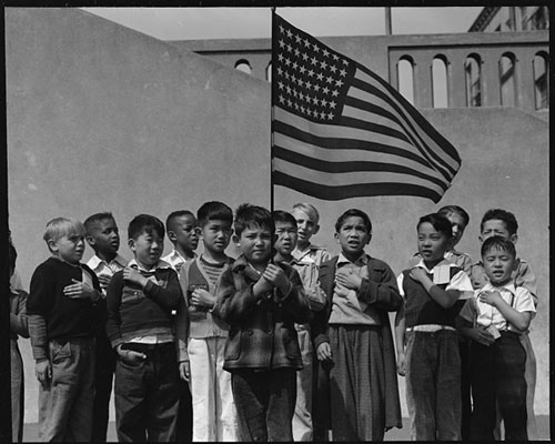 1942年的旧金山，一群孩子在国旗下宣读《效忠誓词》。这份誓词现在的版本是：“我宣誓效忠美利坚合众国国旗，以及它自所代表的共和国：在上帝庇佑下的统—国家，不可分割，人人享有自由和正义。”