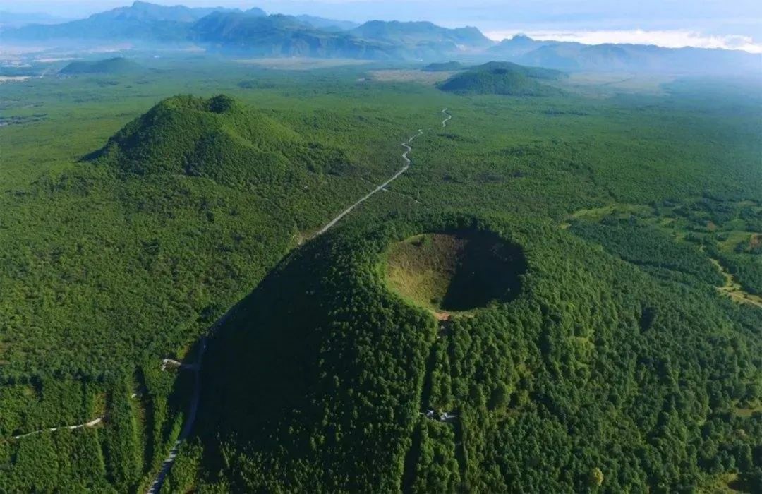 除此以外,还有琼北的火山,广东南部的雷州湾火山,腾冲火山,台湾的大屯